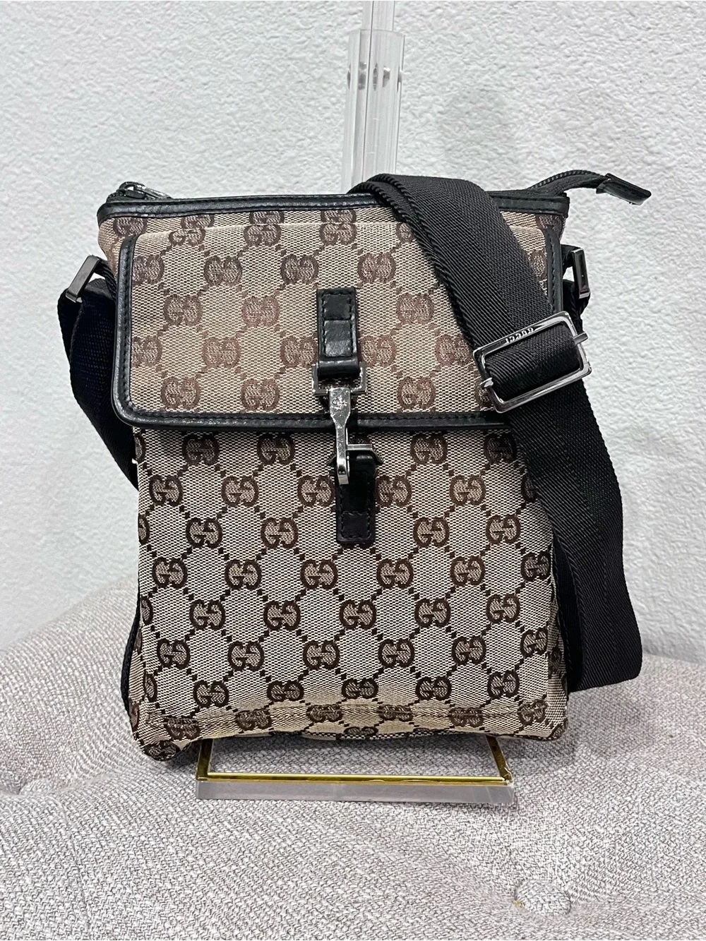 GUCCI GG CANVAS MESSENGER BAG.